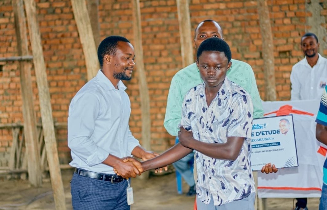 Bulongo : l’acteur communautaire Katembo Sibendire offre une bourse au meilleur élève de Mathia